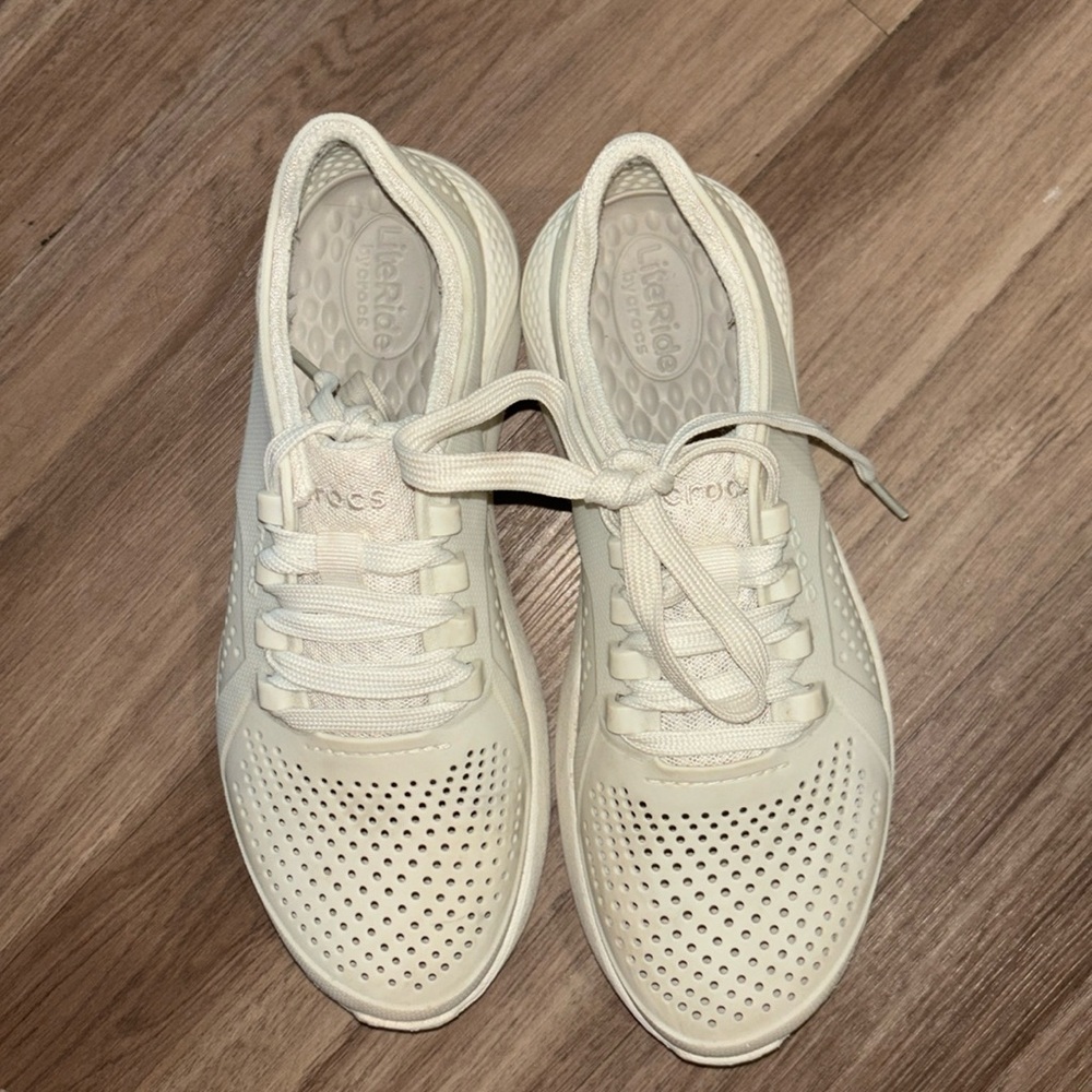 White croc tennis shoes